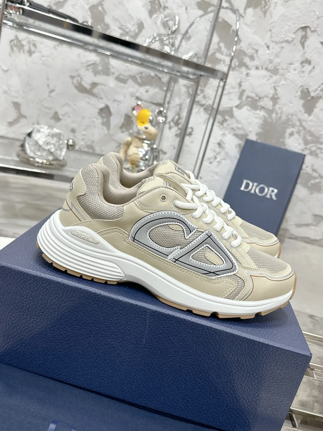 Men's men's shoes 💰600❤️❤️❤️High version Dior Dior's latest color matching B30 series reflective dad sneakers original 17380💰 purchased for development and production Brand new B30 sneakers Dad Shoes style shoes that follow the trend of the retro market The Dior logo on the tongue also indicates that this pair of shoes is the B30 model! B30 uses fine-textured leather and mesh cloth materials to form a shoe body. There are conspicuous letters CD on both sides of the shoe body to indicate identity. Many lines on the shoe body outline details to make the shoes look less monotonous and full of retro flavor. The delivery counter is exquisitely packaged🛍📦 ▪️Fabric: Original customized technical fabric + mesh ▪️Inner lining: Customized breathable lining ▪️Outsole: Original molded IP foam + TPU outsole ▪️Sole thickness: 3.5CM ▪️Size: Women’s size 35-40 / Men’s size 39-46